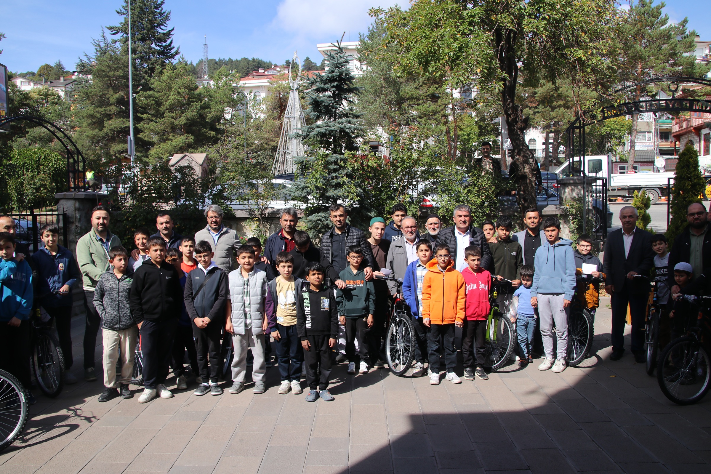 BA�KAN ALLAR, ��RENC�LERE B�S�KLETLER�N� HED�YE ETT�